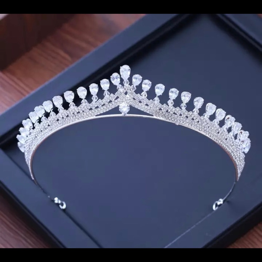 Brand New Luxury Bridal Tiara - Picture 2 of 3